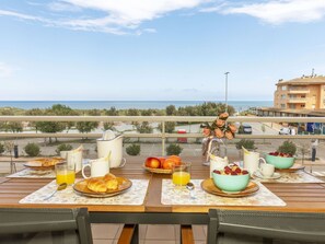 Outdoor dining - Lovely apartment for 4 people with pool, A/C, WIFI, TV and terrace (Torroella De Montgrí)