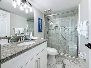 Combined shower/bathtub, hair dryer, towels