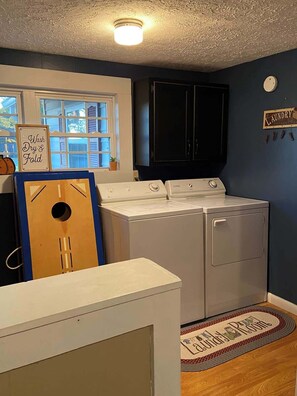 A laundry room with a washing machine, dryer, and a sign that says 'Wash Dry & Fold'. - Beautiful Farmhouse near Lake Cumberland (Monticello)