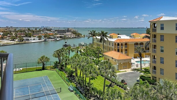 Un quartier résidentiel doté d’un court de tennis, d’un port de plaisance et offrant une vue sur l’eau.