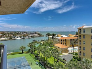 Zona residencial con cancha de tenis, puerto deportivo y vista al agua.