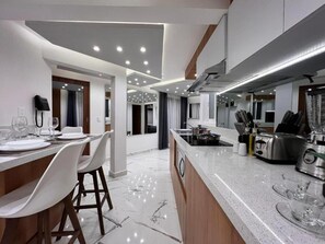 Luxury 4 bedroom Kitchen & Living Room | Bếp riêng | Tủ lạnh, lò vi sóng, bếp nấu, dụng cụ pha espresso 