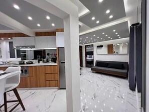 Luxury 4 bedroom Kitchen & Living Room | Área de sala de estar | Smart TV de 55 pulgadas con canales digitales, televisión y Netflix 
