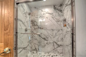 Badewanne, Whirlpool, Haartrockner, Handtücher