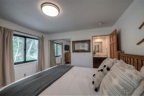 4 bedrooms, desk, iron/ironing board, travel cot