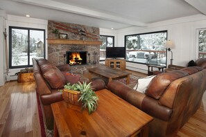 Smart TV, fireplace, DVD player, books