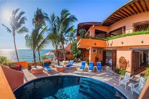 Alberca techada y alberca al aire libre