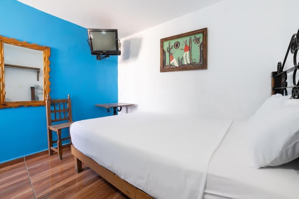 Escritorio, tabla de planchar con plancha, wifi gratis y ropa de cama 