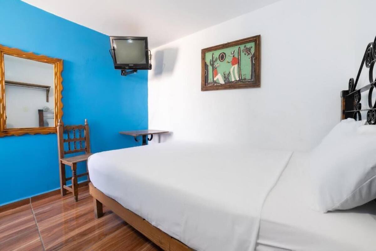 Escritorio, tabla de planchar con plancha, wifi gratis y ropa de cama