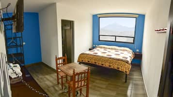 Habitación superior | Escritorio, tabla de planchar con plancha, wifi gratis y ropa de cama