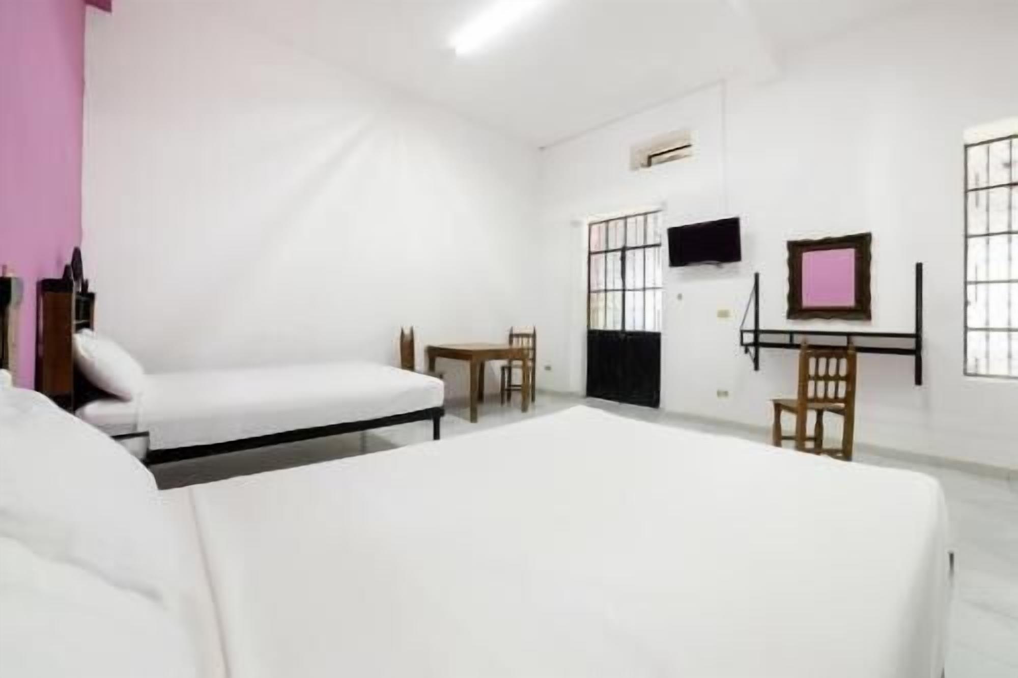 Escritorio, tabla de planchar con plancha, wifi gratis y ropa de cama 