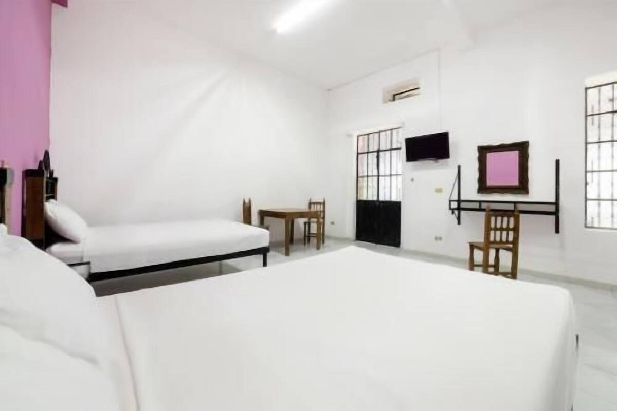 Escritorio, tabla de planchar con plancha, wifi gratis y ropa de cama