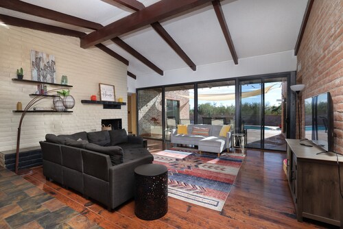 Luxe & Spacious Gem: Pool ~ 15min to Downtown ~ Parking!