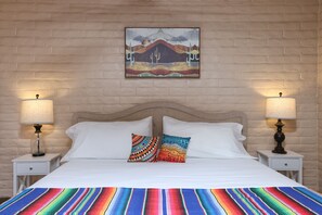 4 bedrooms, iron/ironing board, travel crib, WiFi - Luxe & Spacious Gem: Pool ~ 15min to Downtown ~ Parking! (Tucson)