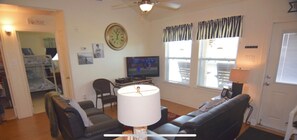 Smart TV, DVD player, books, video library - REESE'S RENDEZVOUS: Great Views of the Beach! (Surfside Beach)