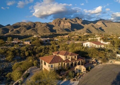 Beautiful Hacienda: Pool, Spa, Firepit, Outdoor playground, BBQ & Amazing Views!