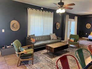 تلفزيون ذكي، مدفأة، تنس طاولة، كُتُب