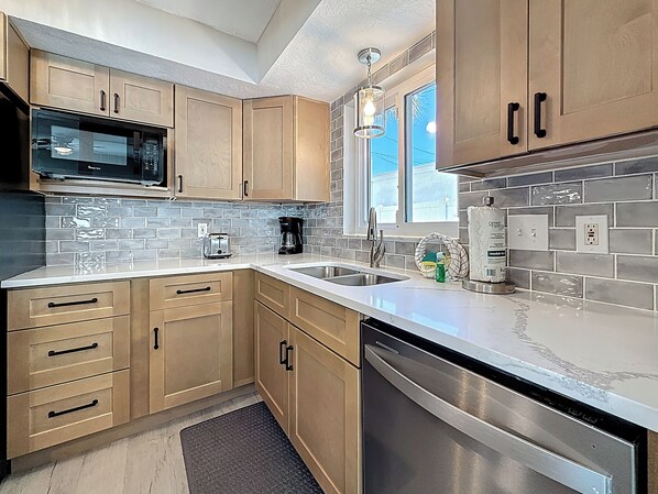 冰箱、微波炉、烤箱、炉灶