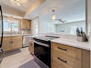 冰箱、微波炉、烤箱、炉灶