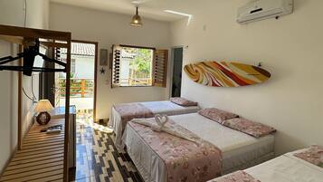 Quarto quádruplo superior | Frigobar, escrivaninha, espaço de trabalho para notebook