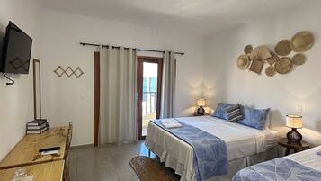 Minibar, escritorio, espacio para trabajar con laptop y wifi gratis