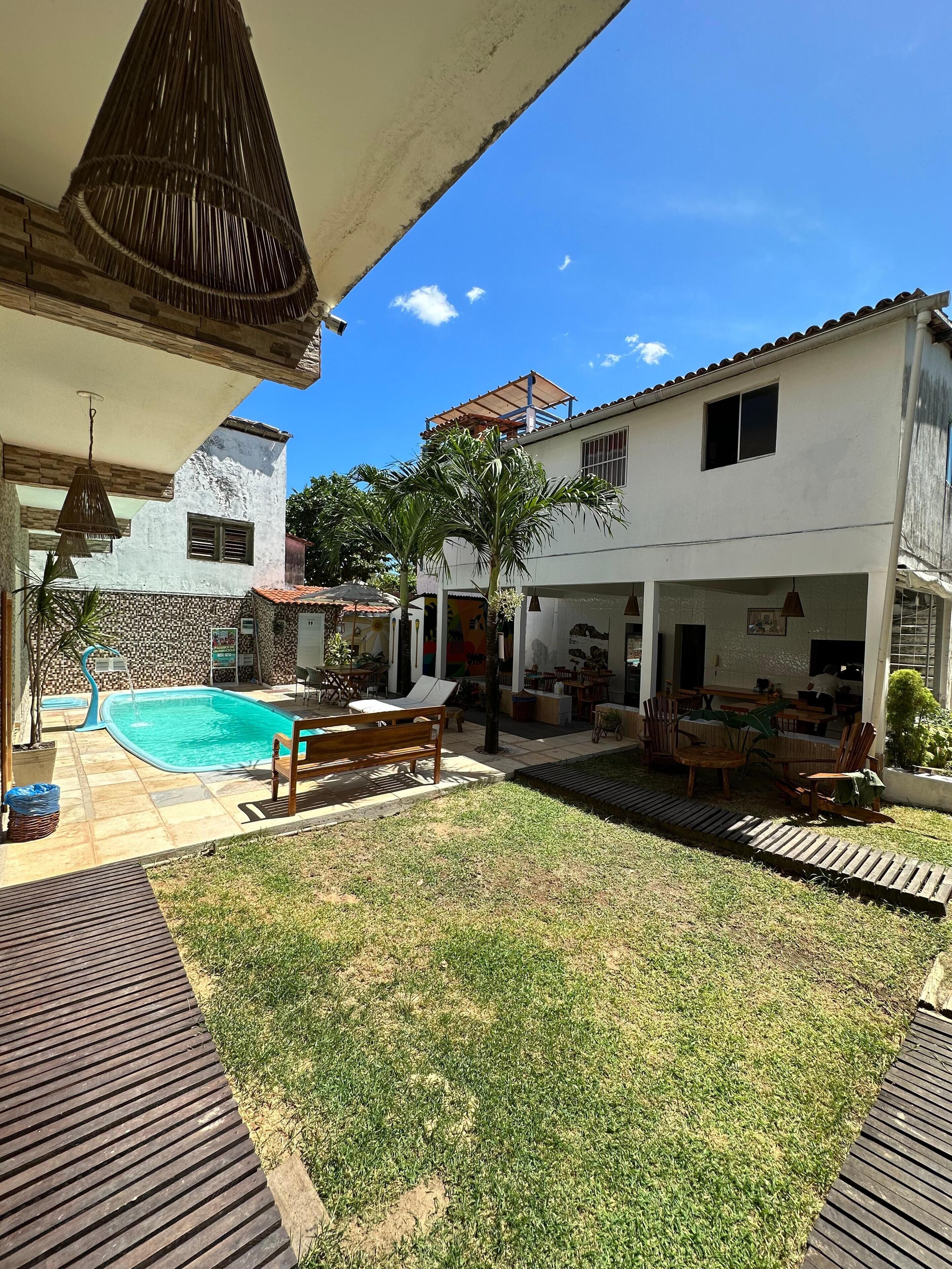 Piscina externa, funciona das 9h às 21h, guarda-sóis, espreguiçadeiras