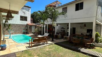 Piscina externa, funciona das 9h às 21h, guarda-sóis, espreguiçadeiras