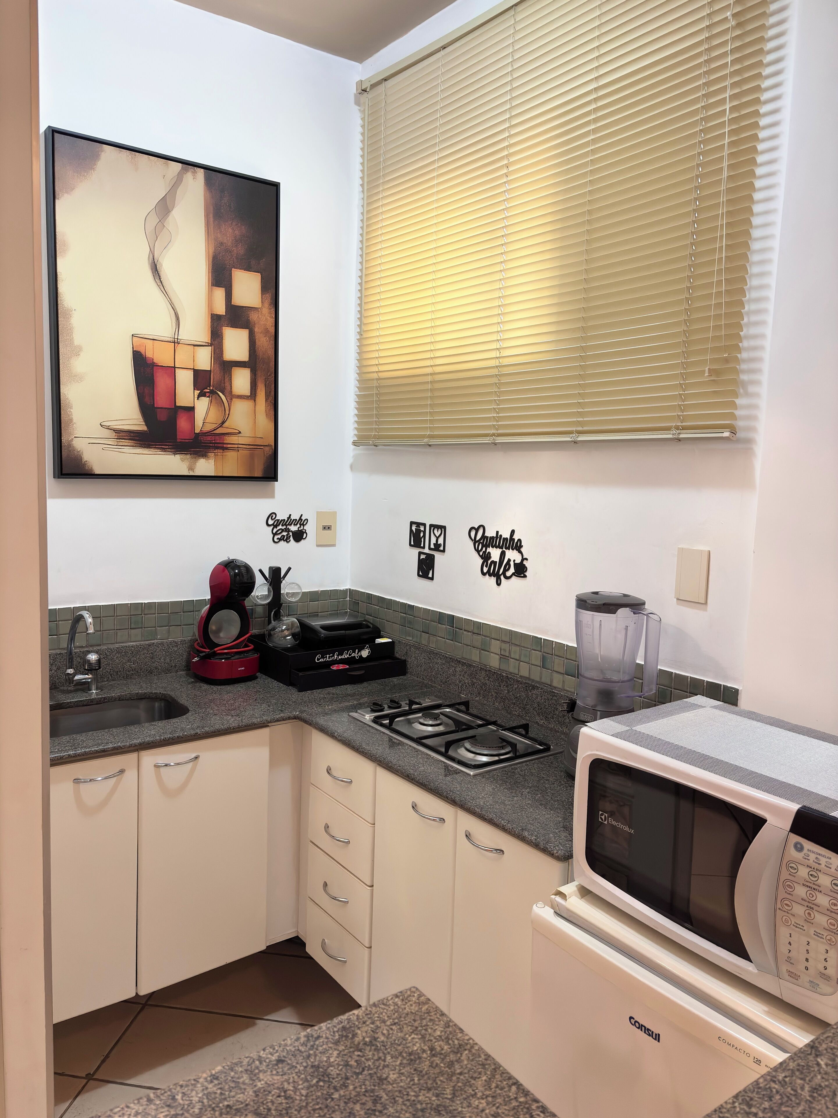 Micro-ondas, cooktop, cafeteira/chaleira, chaleira elétrica