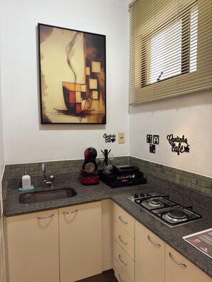 Micro-ondes, plaque de cuisson, cafetière/bouilloire