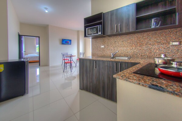 Mikrowelle, Wasserkocher mit Kaffee-/Teezubehör