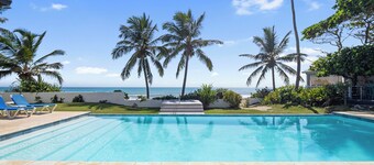 Beautiful Private 10 Bedroom Beachfront Villa with hotel amenities