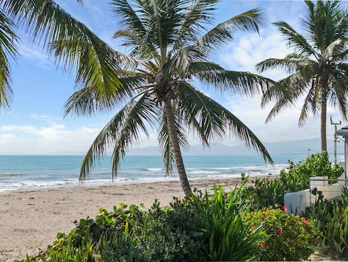 Beautiful Private 10 Bedroom Beachfront Villa with hotel amenities