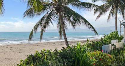 Beautiful Private 10 Bedroom Beachfront Villa with hotel amenities