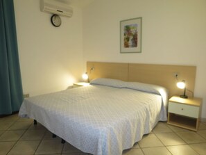 1 Schlafzimmer, Reisekinderbett, Bettwäsche