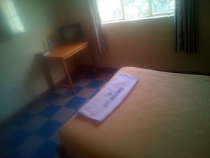 Quarto casal | Escrivaninha, Wi-Fi de cortesia, roupa de cama