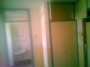 ห้องซิงเกิล | ห้องน้ำ | ฝักบัว, เรนชาวเวอร์, ของใช้ในห้องน้ำฟรี, รองเท้าสวมภายในห้อง