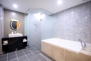 별도의 욕조 및 샤워 시설, 분사식 욕조, 무료 세면용품, 헤어드라이어
