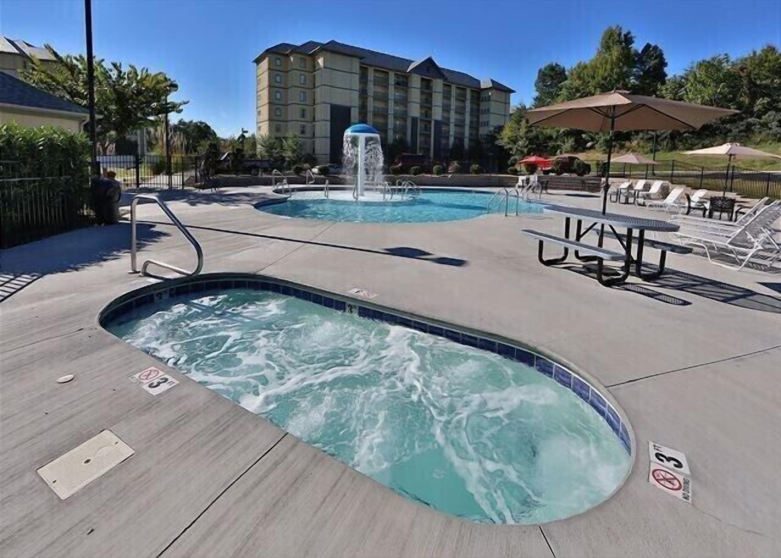 Alberca techada y alberca al aire libre