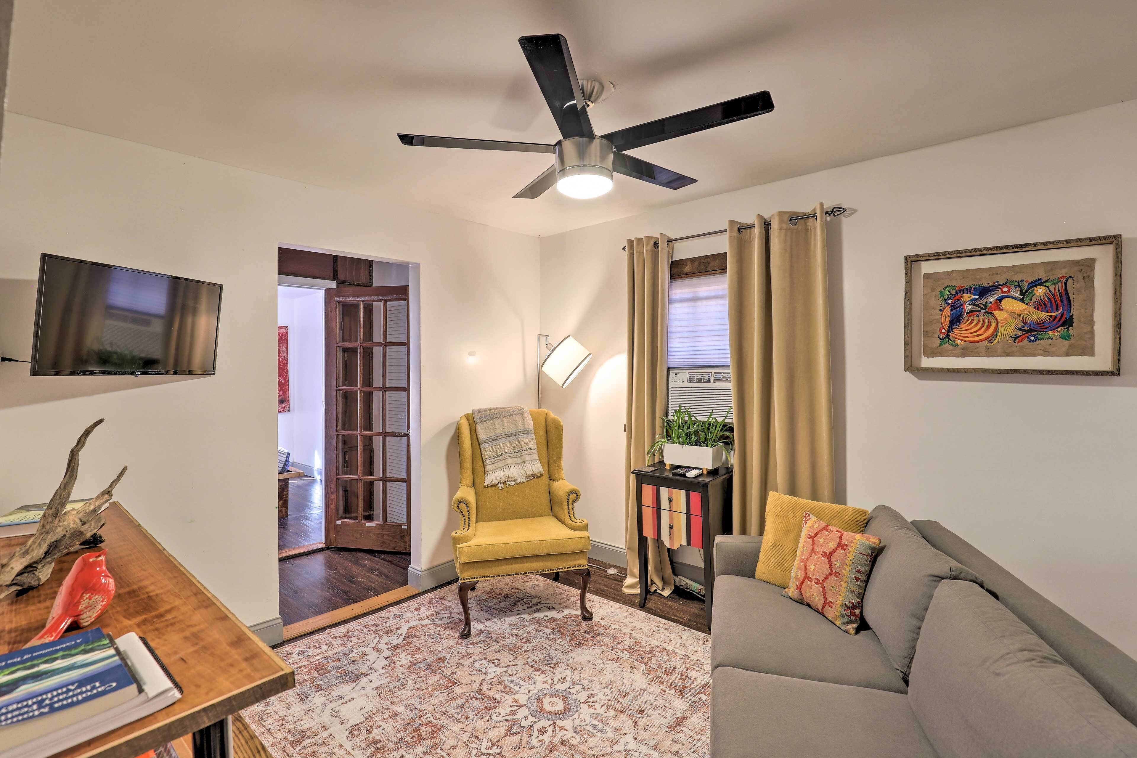 Burnsville Apt w/ River View - 10 Mi to Hiking!