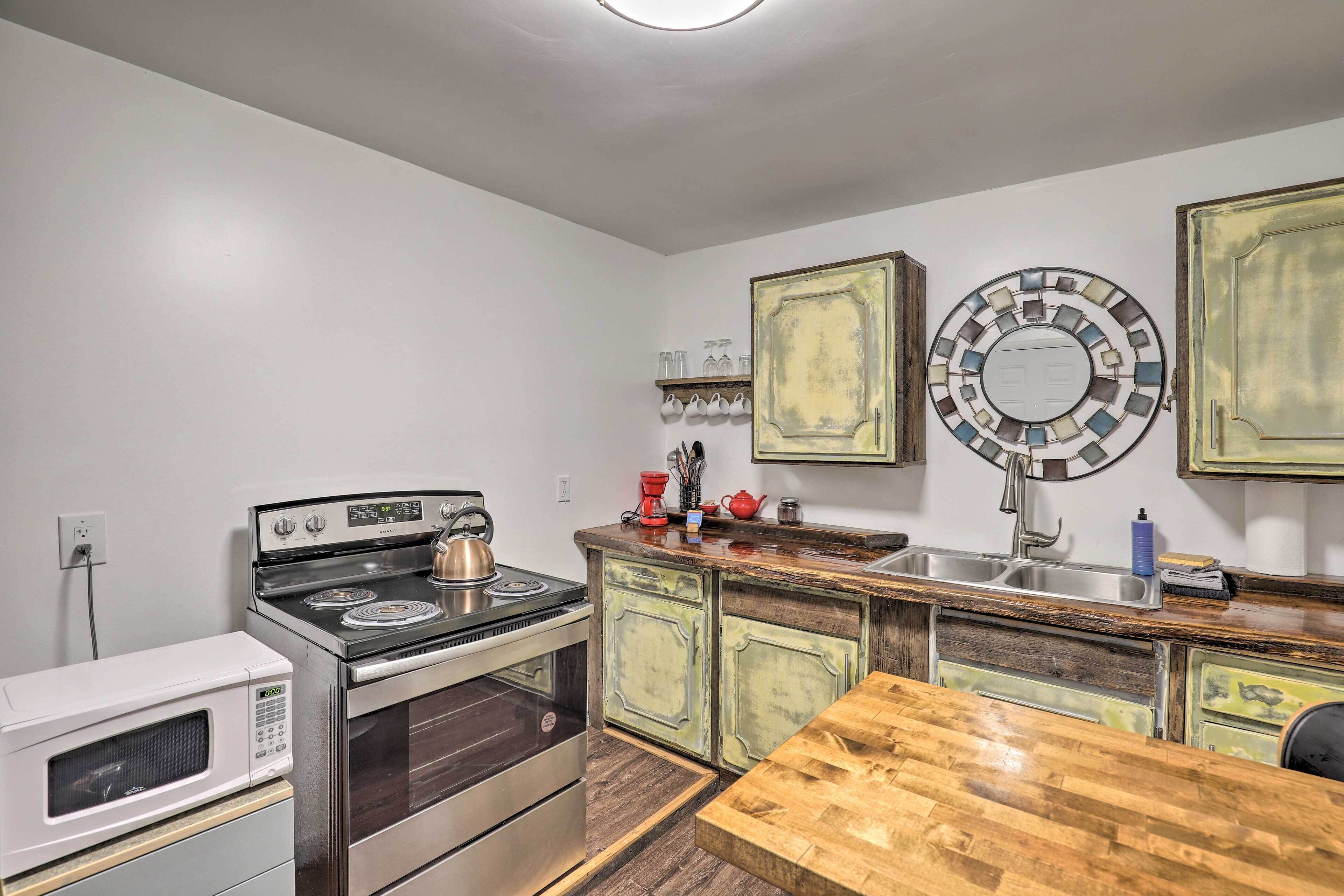 Burnsville Apt w/ River View - 10 Mi to Hiking!