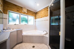 House | Bathroom | Towels - Beachfront Escape (Forster)