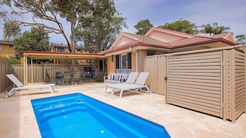 Chill Out at Fingal - Jellicoe Close - Pet Friendly Duplex in Fingal Bay