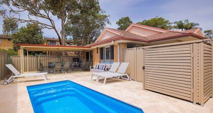 Chill Out at Fingal - Jellicoe Close - Pet Friendly Duplex in Fingal Bay