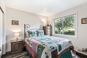 2 bedrooms, iron/ironing board, WiFi, bed sheets - Lakefront Condo w/ Stunning Views, Balcony, & Fireplace (Harrison)