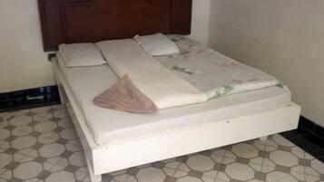 Double Room Single Use | Desk, free WiFi, bed sheets