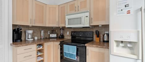 Geladeira, micro-ondas, fogão, cooktop
