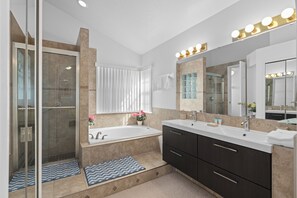 Badewanne, Whirlpool, Haartrockner, Handtücher