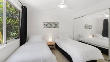 5 bedrooms, iron/ironing board, Internet, bed sheets