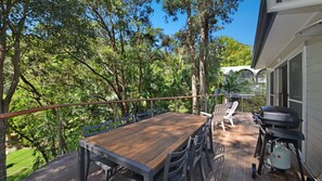 Outdoor dining - Treehouse on Stone - House and Private Guest Suite (Macmasters Beach)