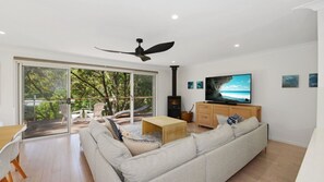 Living area - Treehouse on Stone - House and Private Guest Suite (Macmasters Beach)